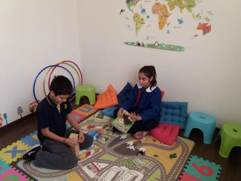 Niños jugando en un rincón interior de Happy Time After School en La Florida