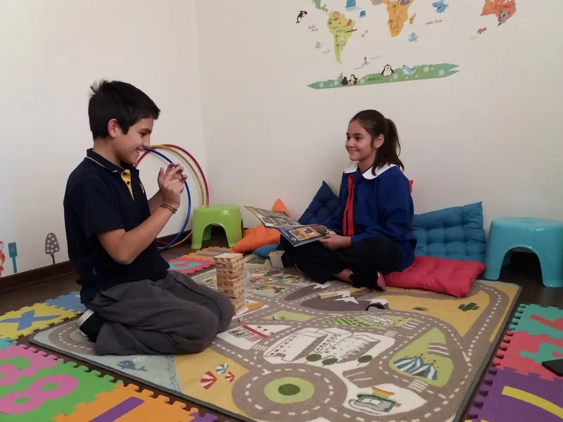 Niños jugando juntos en un rincón de Happy Time