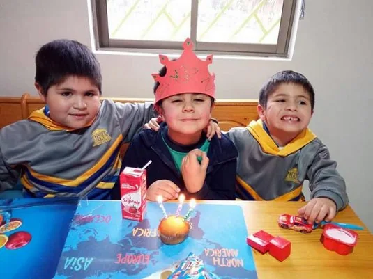 Niños celebrando juntos en Happy Time