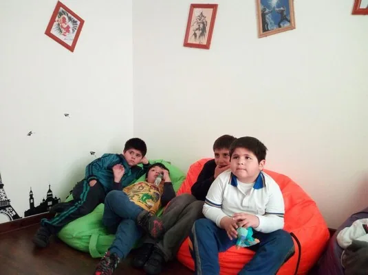 Niños descansando en un rincón interior de Happy Time After School en La Florida
