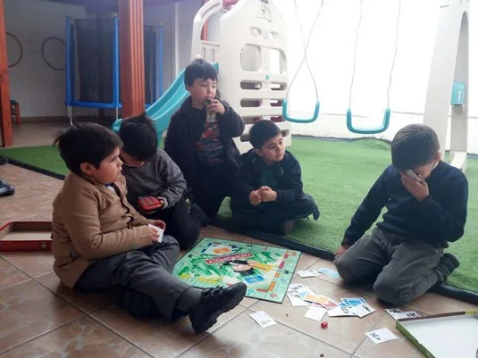 Niños jugando en el patio de Happy Time After School en La Florida