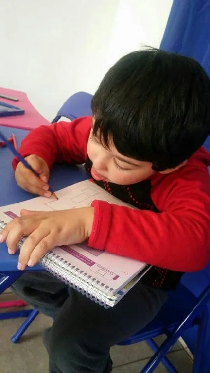 Niño concentrado en una actividad de Happy Time After School en La Florida