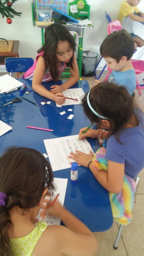 Niños dibujando y realizando actividades artísticas en Happy Time