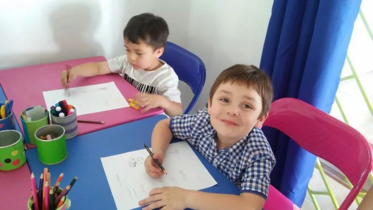 Niños dibujando y pintando de Happy Time After School en La Florida