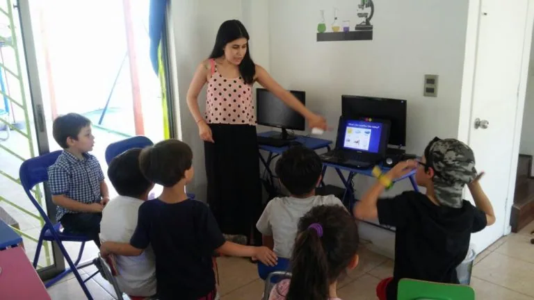 Niños participando en una actividad multimedia de Happy Time After School en La Florida