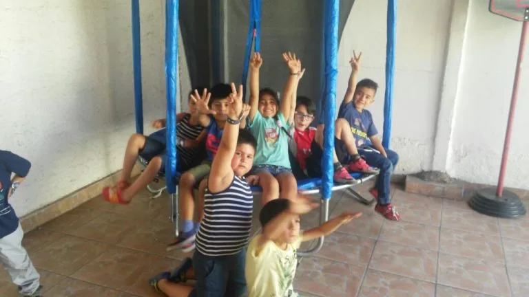 Grupo de niños compartiendo una actividad de Happy Time After School en La Florida