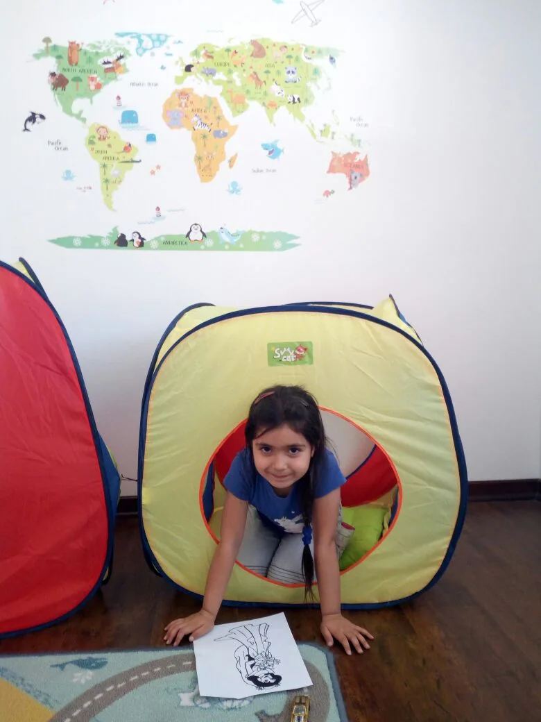 Niña jugando dentro de una carpa infantil de Happy Time After School en La Florida