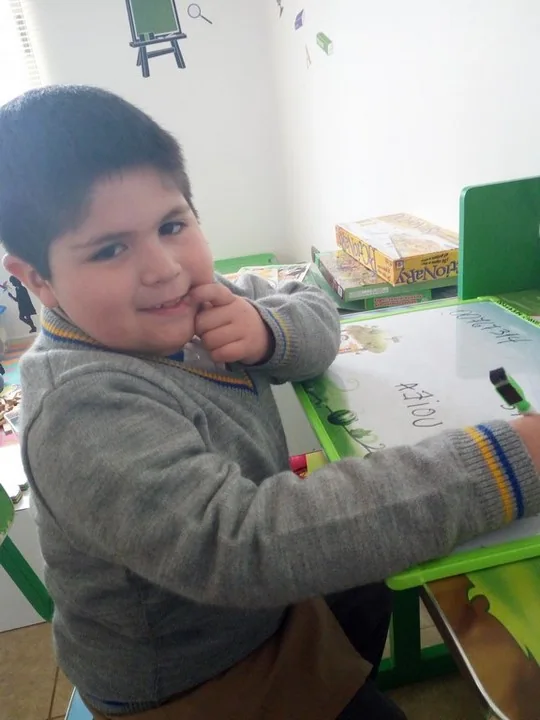 Niño realizando una actividad manual de Happy Time After School en La Florida