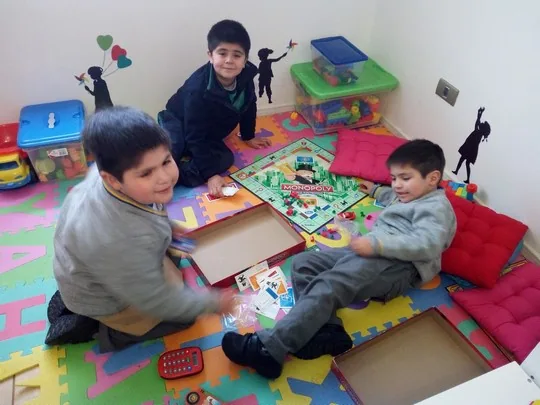 Niños realizando actividades alrededor de una mesa de Happy Time After School en La Florida