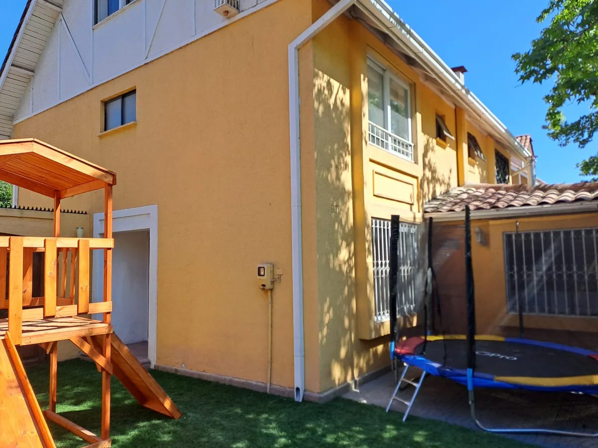 Patio exterior real de una sede Happy Time